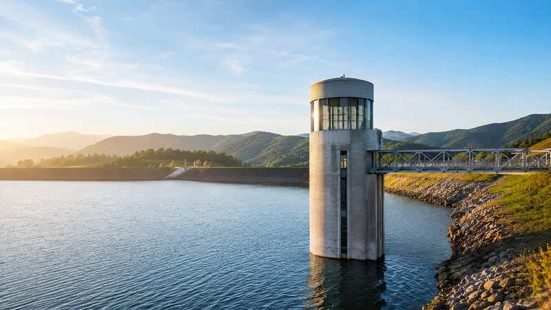 Réservoir d'eau potable et plan d'eau de captage dans un paysage vallonné du Sud-Ouest