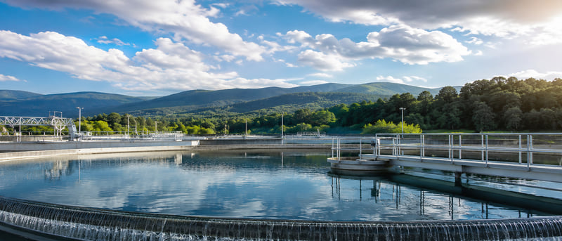 Ouvrage hydraulique et plan d'eau au cœur d'un paysage vallonné du Sud-Ouest de la France
