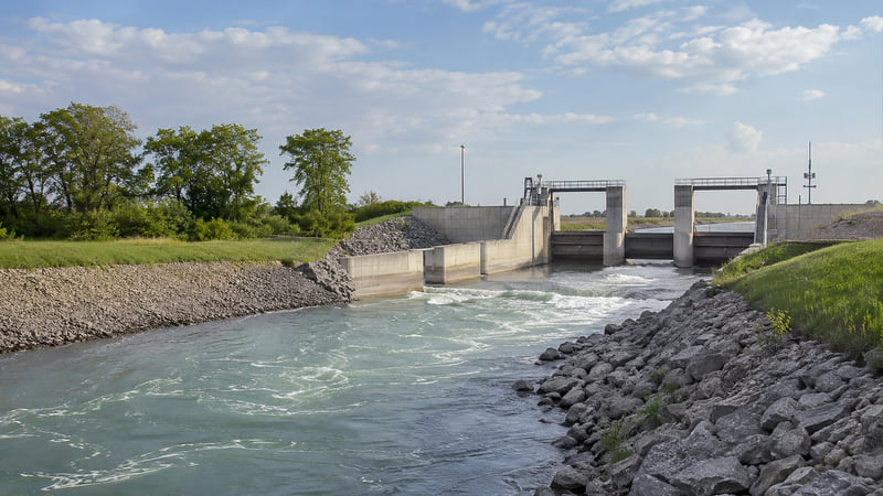 Rivière large bordée de végétation traversant une vallée du Sud-Ouest de la France
